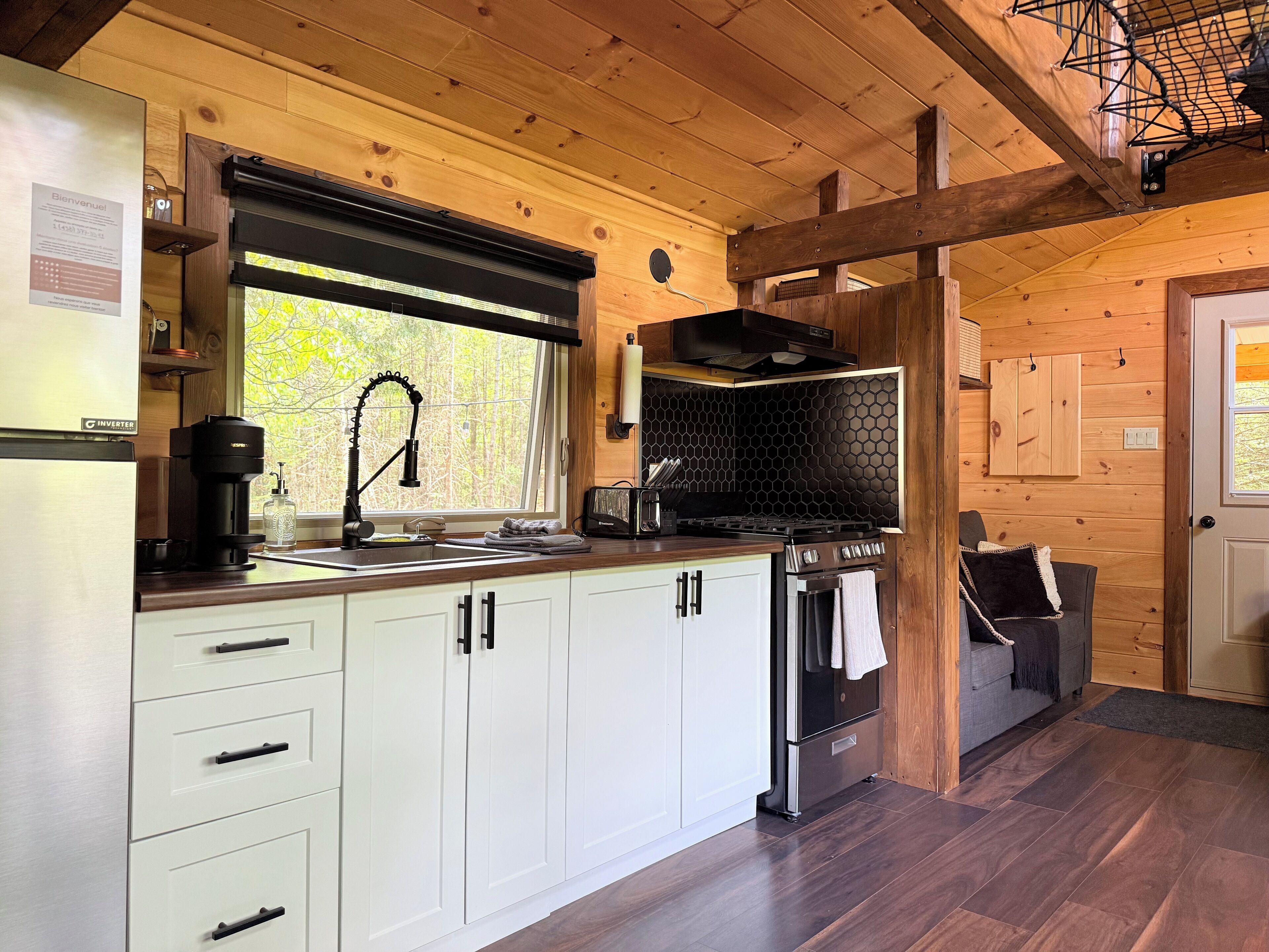 Kühlschrank, Ofen, Herdplatte, Wasserkocher mit Kaffee-/Teezubehör