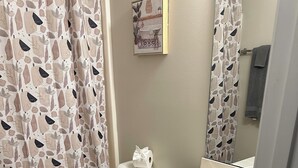 Ein Badezimmer mit Toilette, Waschbecken und Duschvorhang.