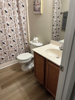 Dusj, hårføner, håndklær og såpe