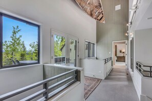 Nhà, ban công | Khu phòng khách | TV màn hình phẳng 