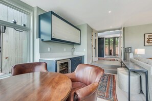 Nhà, ban công | Khu phòng khách | TV màn hình phẳng 