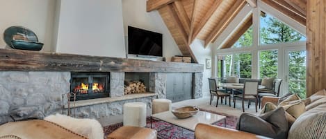 บ้านพัก, ระเบียง | บริเวณนั่งเล่น | ทีวีจอแบน