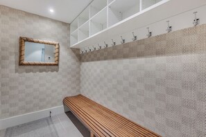 Nhà, ban công | Khu phòng khách | TV màn hình phẳng 