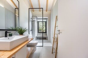 Een douche, een haardroger, handdoeken