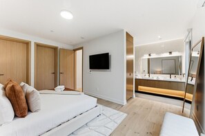 4 chambres, coffres-forts dans les chambres, bureau