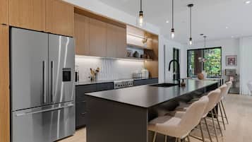 KĂŒhlschrank, Mikrowelle, Ofen, Herdplatte