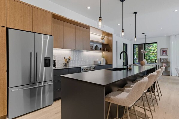 Een koelkast, een magnetron, een oven, een kookplaat