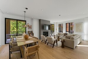 Televisie en een open haard