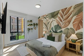 4 slaapkamers, een bureau, een strijkplank/strijkijzer, reisbedje