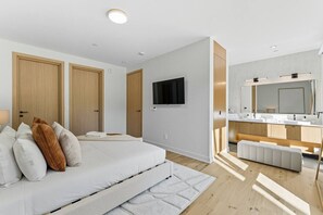 4 slaapkamers, een bureau, een strijkplank/strijkijzer, reisbedje