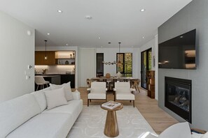 Een televisie en een open haard