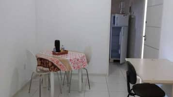 Familjelägenhet - 2 sovrum - utsikt mot trädgården | Vardagsrum