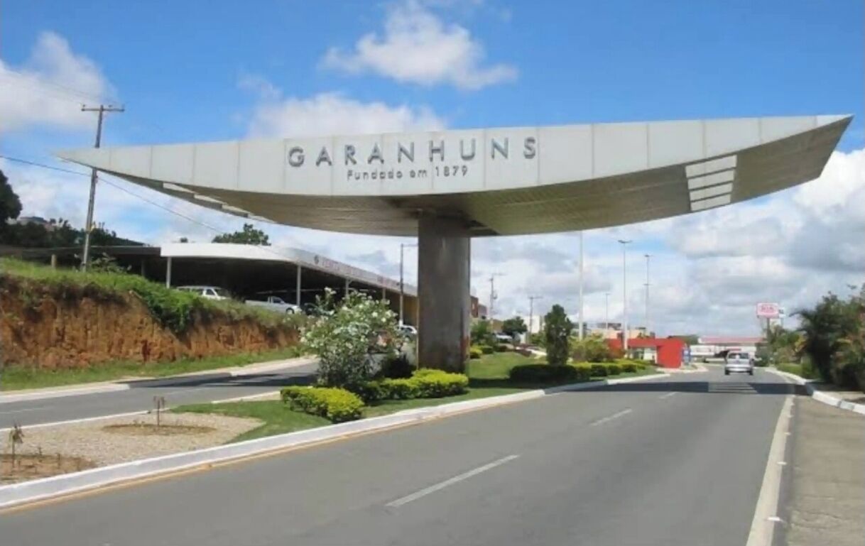 A road sign with the name 'Garanhuns' and the founding year '1879'.