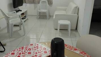 Family Apartment, 2 Bedrooms, Garden View | Dining room