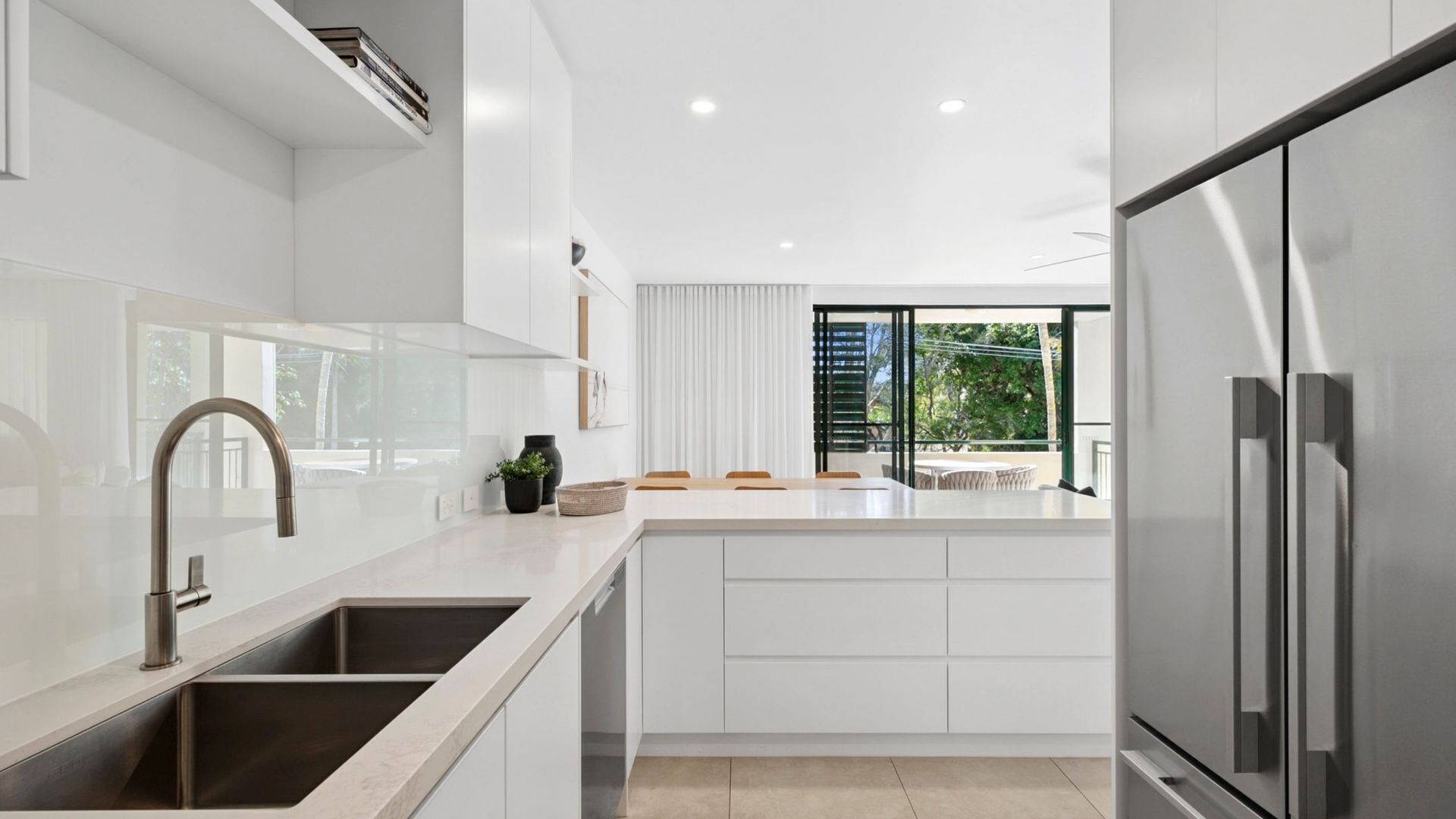 Lave-vaisselle, cafetière/bouilloire, grille-pain