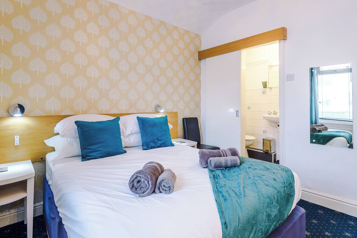 Double Room | Iron/ironing board, free WiFi