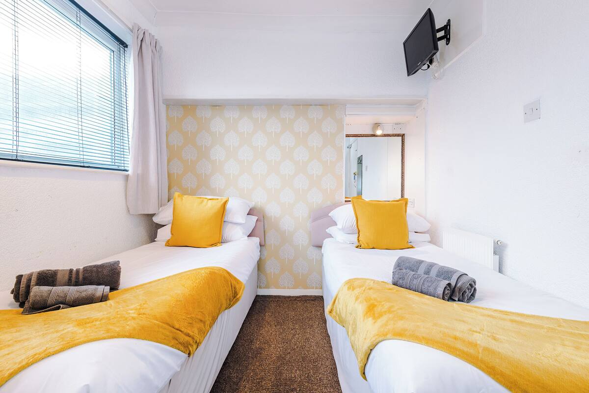 Family Room | Iron/ironing board, free WiFi