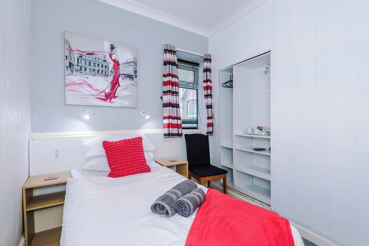 Economy Twin Room | Iron/ironing board, free WiFi