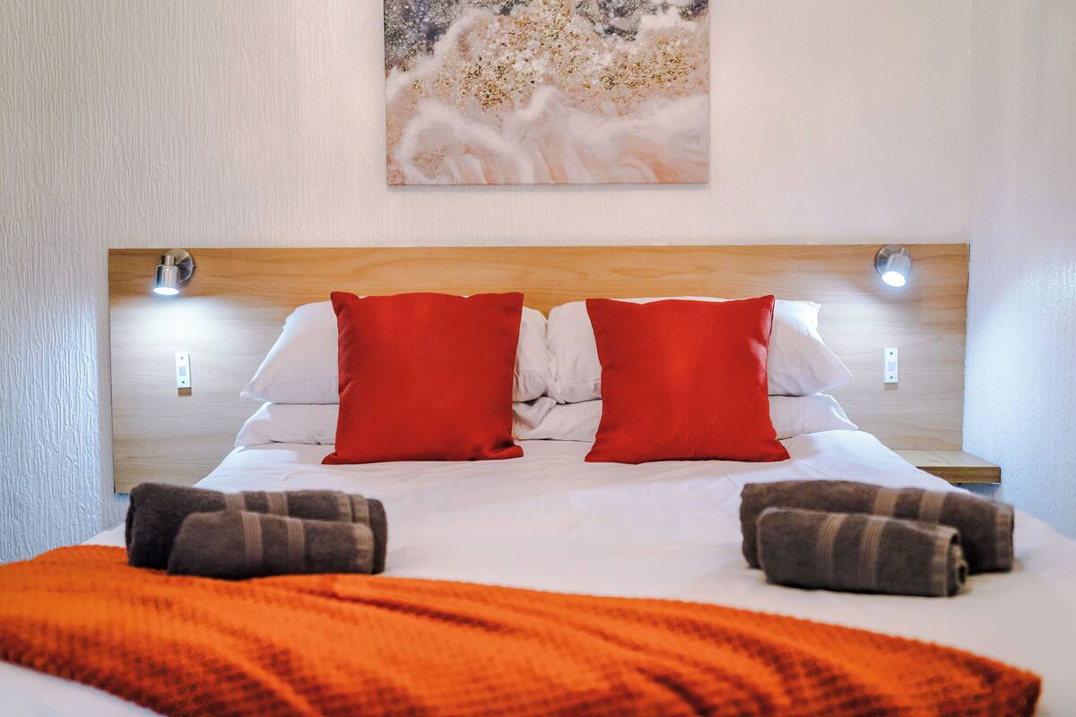 Family Room | Iron/ironing board, free WiFi