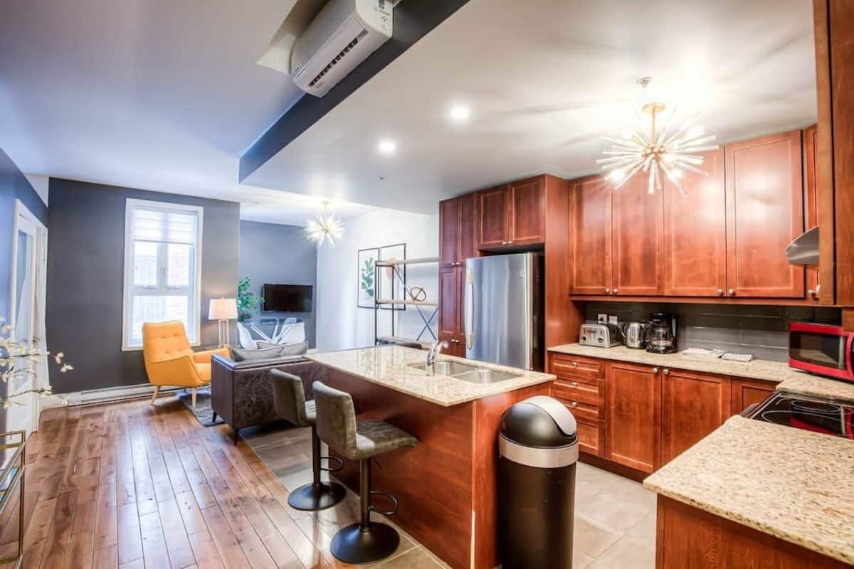 Appartamento Comfort | Cucina privata | Frigorifero con congelatore, microonde, forno, piano cottura