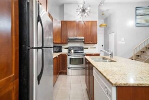 Dúplex familiar | Cocina privada | Refrigerador con congelador, microondas, horno y parrilla de estufa