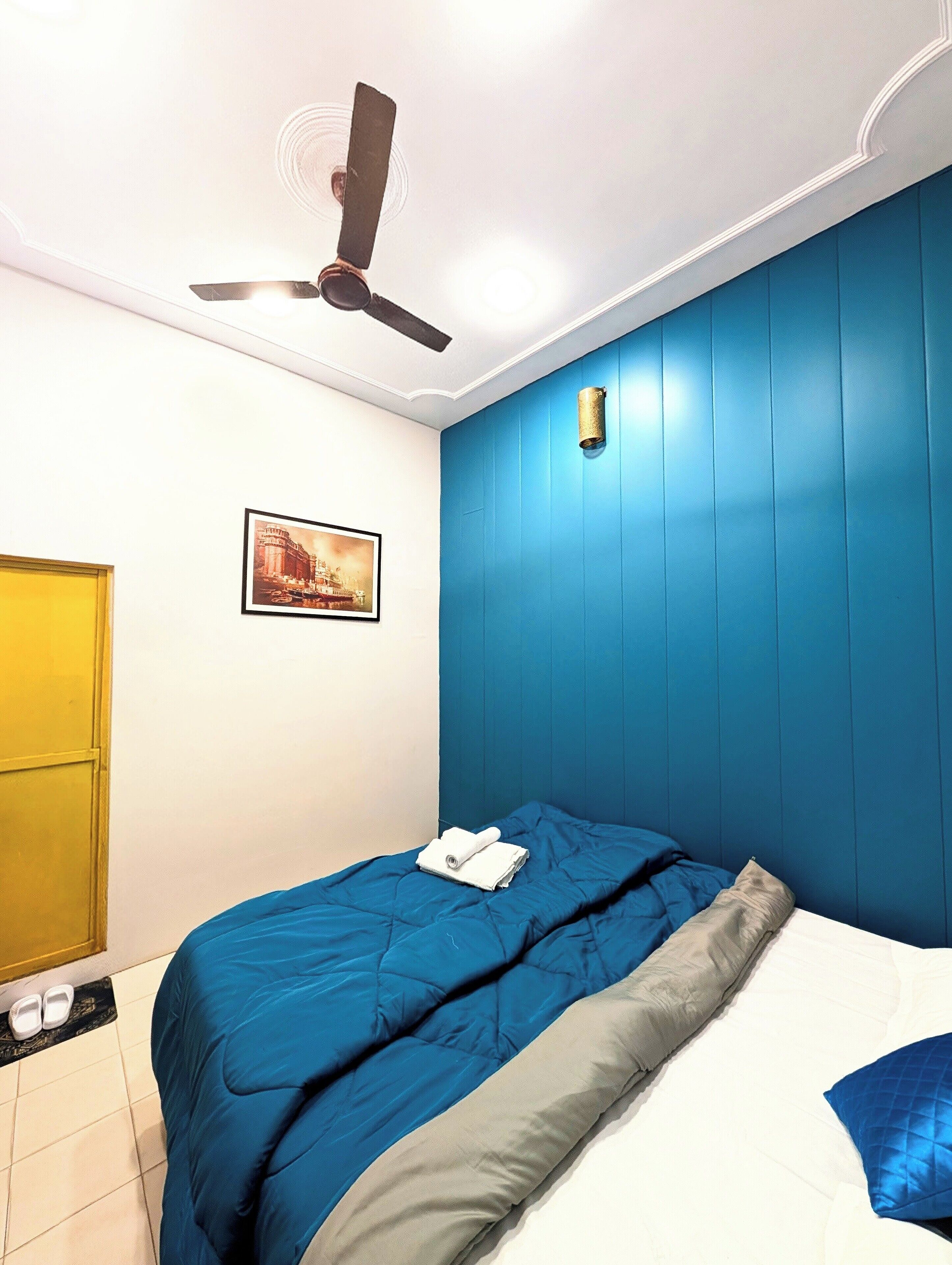 Memory foam-madrasser, arbetsyta för laptop, gratis wi-fi och sängkläder