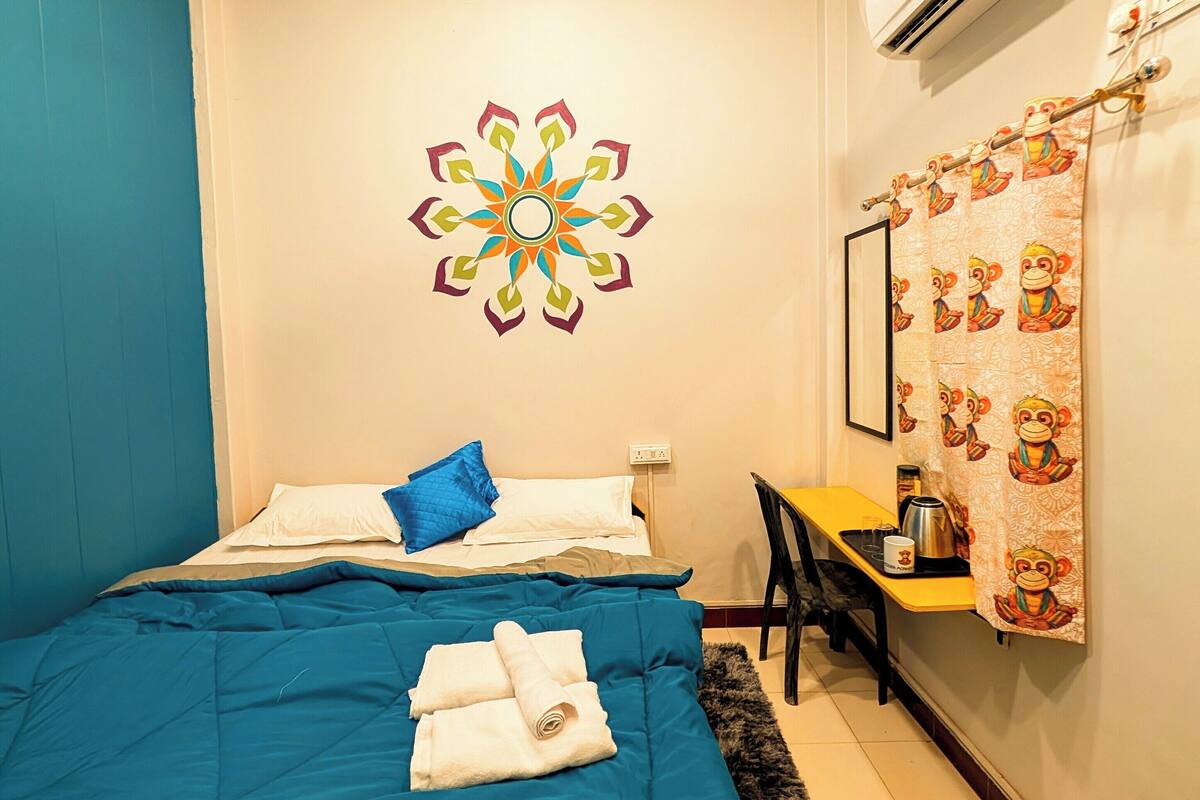 Memory foam beds, laptop workspace, WiFi (free), bed sheets