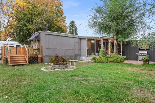 Nostalgic River Home, 2 Bdrm, 2 Bath on the River!