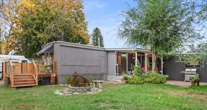 Nostalgic River Home, 2 Bdrm, 2 Bath on the River!