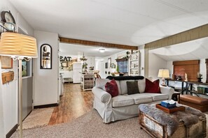 Smart TV, fireplace - Nostalgic River Home, 2 Bdrm, 2 Bath on the River! (Baker City)