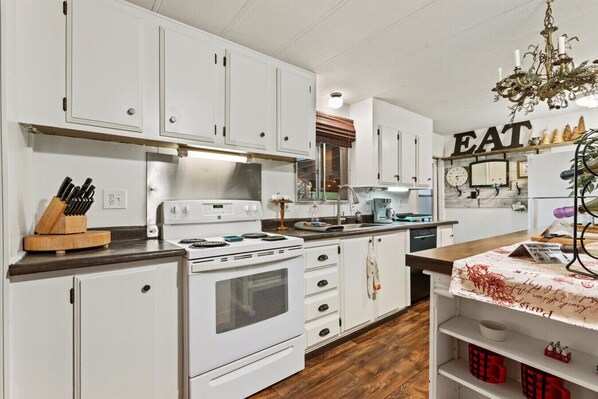 Refrigerador, microondas, horno, placa de cocina