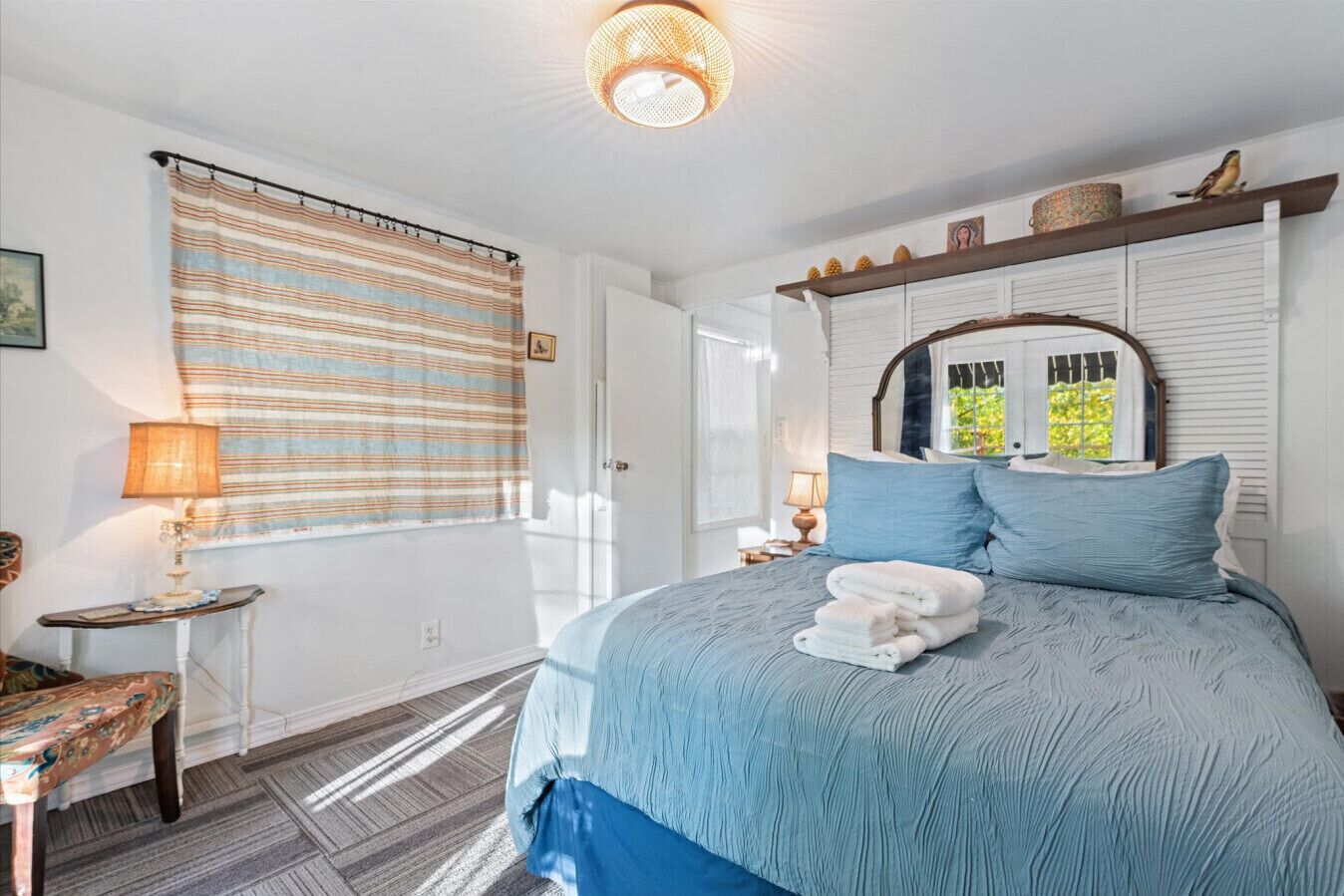 2 makuuhuonetta, työpöytä, ilmainen Wi-Fi, vuodevaatteet