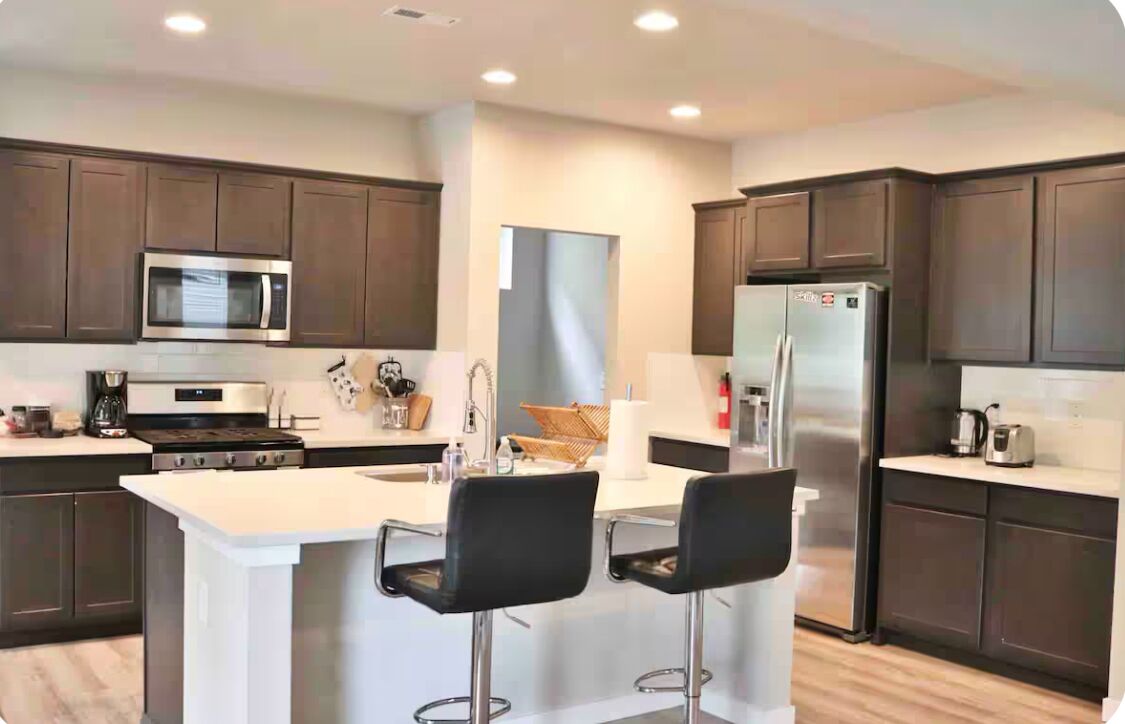 Mikrobølgeovn, ovn, kokeplater og oppvaskmaskin