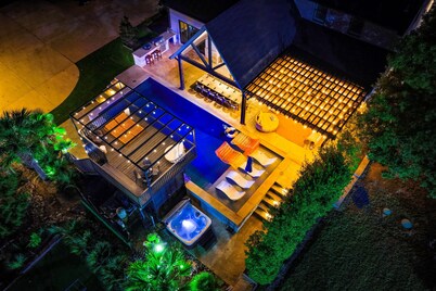 DFW Penrose House Swim-Up Bar Estate Sleep 28 | Weddings | Hot Tub | Mini Golf
