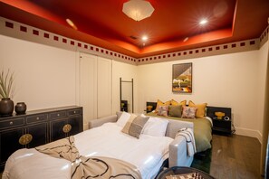 7 chambres, bureau, fer et planche à repasser, lit de bébé portatif