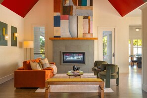 Televisor intel·ligent, llar de foc, videojocs i futbolí 