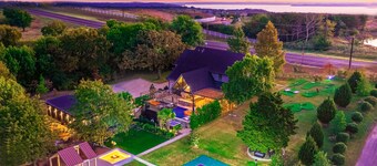 Penrose House: Your Private Micro Resort w/ Pool, Pickleball, Minigolf, Theatre!