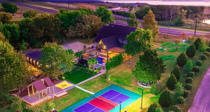Penrose House: Your Private Micro Resort w/ Pool, Pickleball, Minigolf, Theatre!