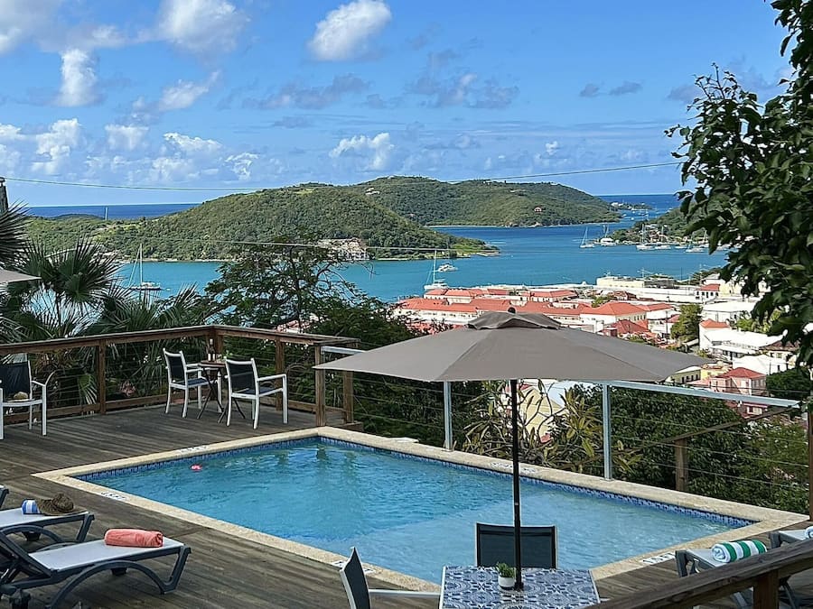 Udendørs pool, parasoller, liggestole