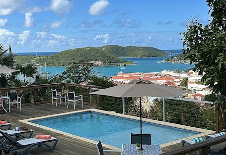 室外游泳池,池畔遮阳伞,日光浴躺椅