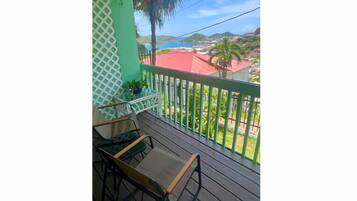 Studio, 1 kingsize bed, balkon, uitzicht op haven | Een kluis op de kamer, een strijkplank/strijkijzer, gratis wifi