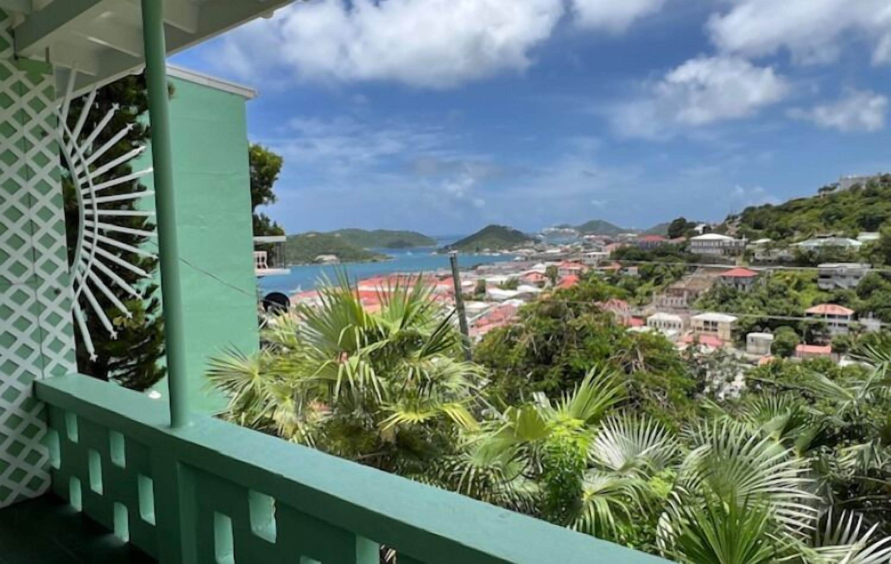 Habitación, 1 cama de matrimonio grande, balcón, vistas al puerto | Caja fuerte, tabla de planchar con plancha, wifi gratis