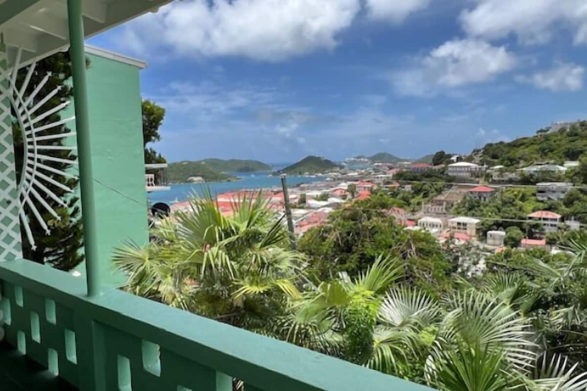 Habitación, 1 cama de matrimonio grande, balcón, vistas al puerto | Caja fuerte, tabla de planchar con plancha, wifi gratis