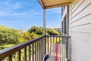 Property grounds - Comfortable Condo with WiFi, Washer/Dryer, Porch & Shared Pool/Tennis/Day Dock (Atlantic Beach)