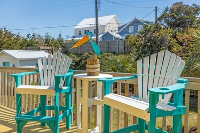 Centrally located cottage with WiFi, laundry & fenced yard - walk to the beach
