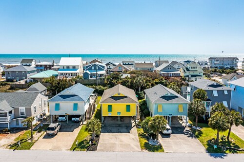 On Island Time: Dog Friendly, Centrally located, fenced yard - walk to the beach