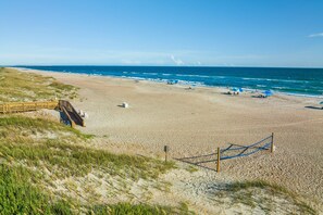 On the beach - Second-floor courtyard condo with pools, tennis, hot tub & putt-putt (Atlantic Beach)