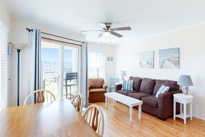 TV, table tennis - Second-floor courtyard condo with pools, tennis, hot tub & putt-putt (Atlantic Beach)