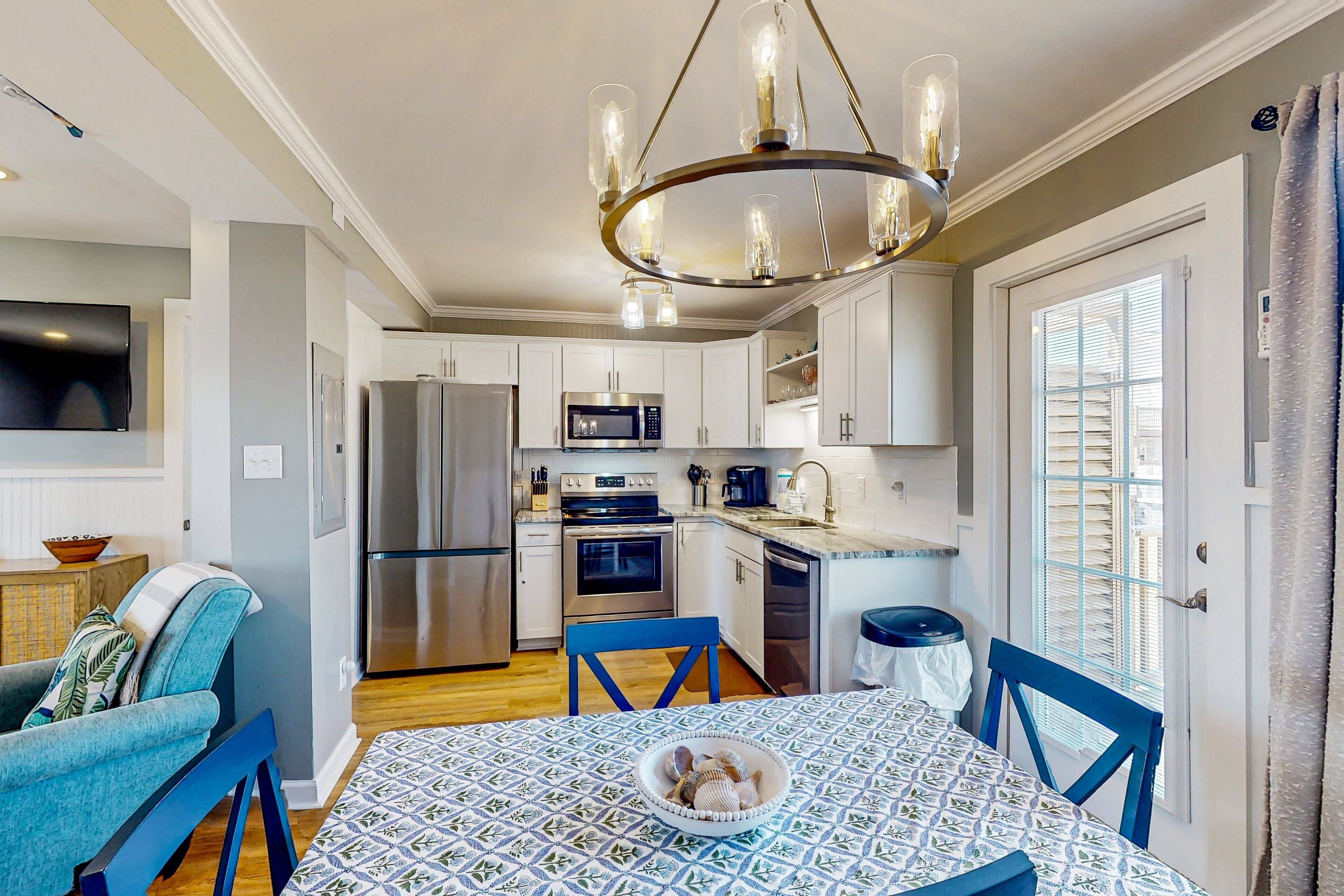 ثلاجة، ميكروويف، فرن، موقد طهي مسطح