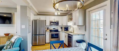 冷蔵庫、電子レンジ、オーブン、コンロ